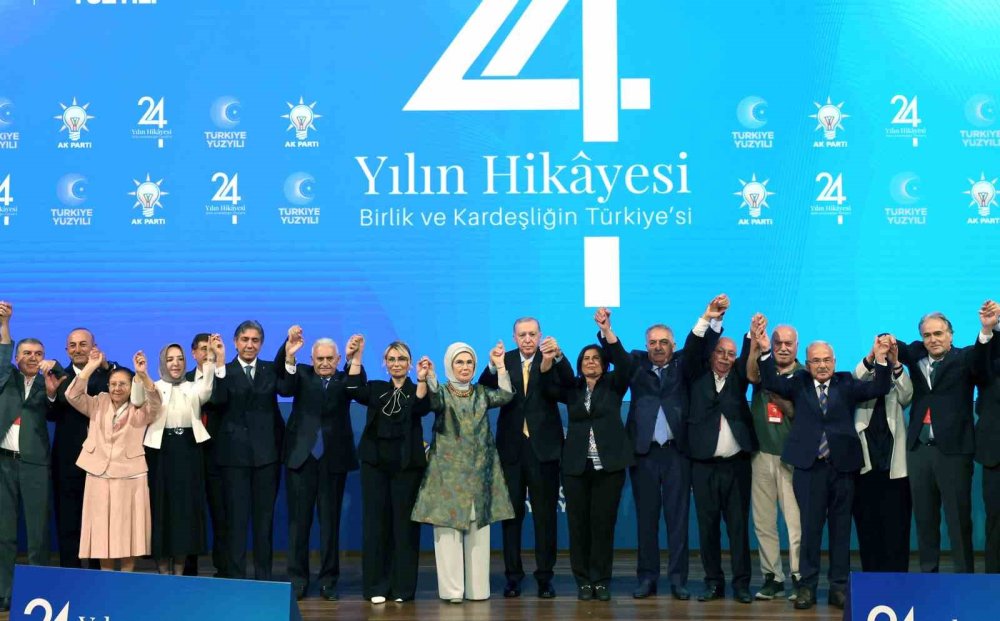 AK Parti’ye katılan 9 belediye başkanına rozet takıldı