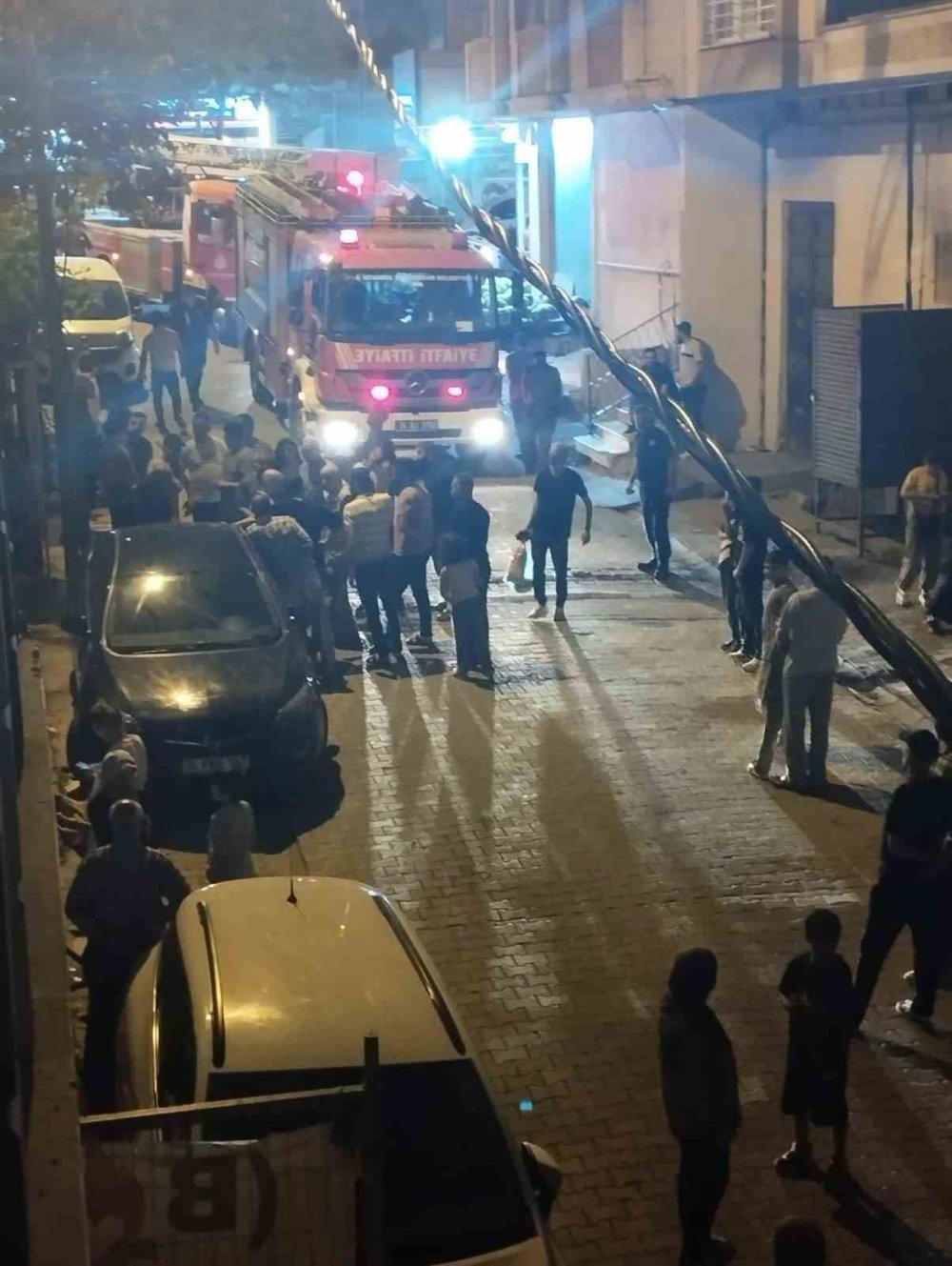 Elinde tinerle ev bastı, yanlış evi yaktı