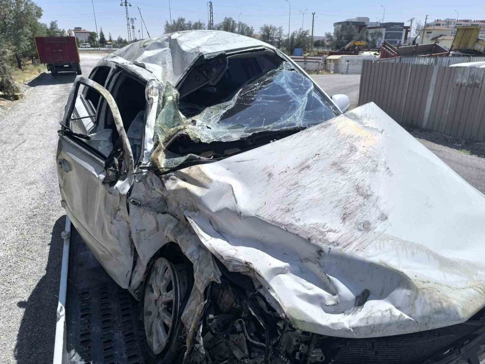 Konya’da kontrolden çıkan otomobil karşı şeride geçti: 2 yaralı