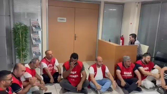 Maaşlarını alamayan işçiler, belediyeyi bastı