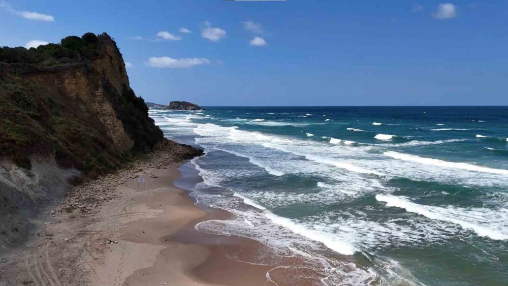 Şiddetli dalgalar sahili yıkadı