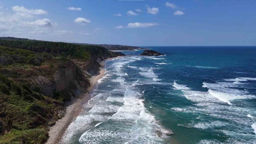 Şiddetli dalgalar sahili yıkadı