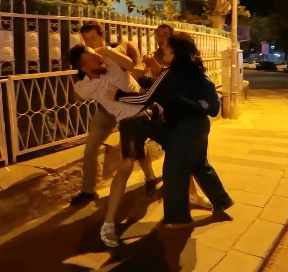 Aksaray’da köprüde gerilim: Genç kadın çığlık atarak kaçtı, erkek arkadaşına tokat attı