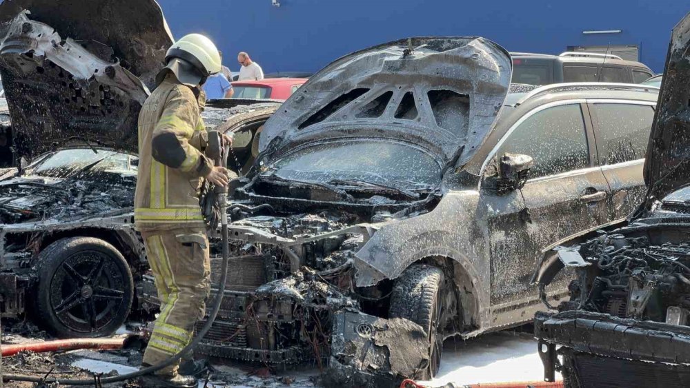 AVM'de yangın şoku: En az 6 araç kullanılamaz hale geldi