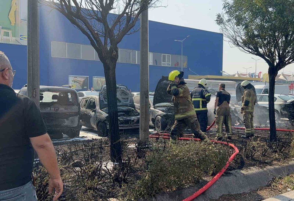 AVM'de yangın şoku: En az 6 araç kullanılamaz hale geldi