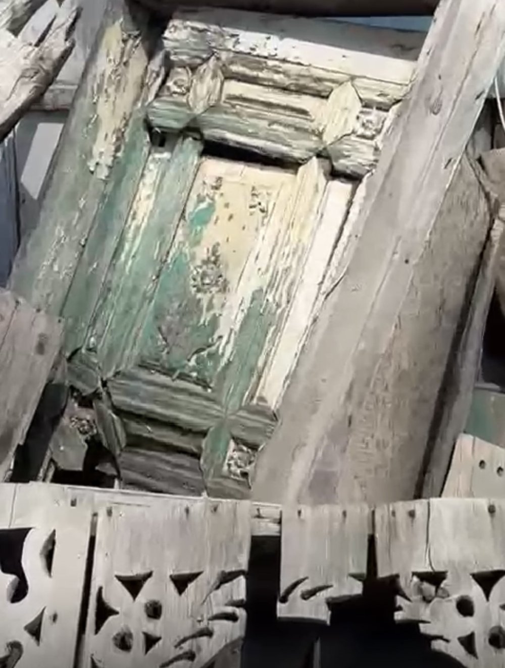 Restorasyon uzmanı 300 yıllık ahşap malzemelerin satışına kıyamadı