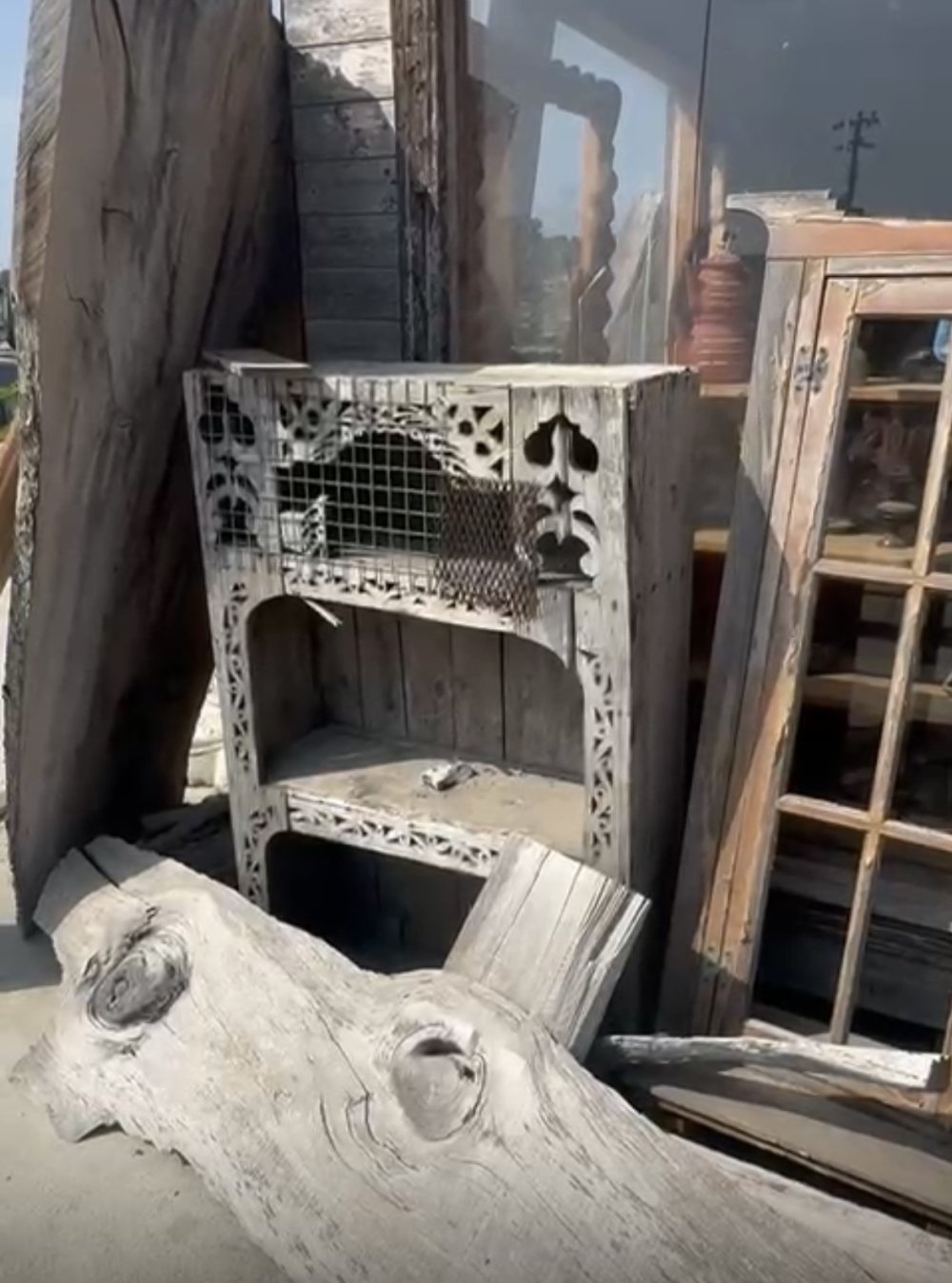 Restorasyon uzmanı 300 yıllık ahşap malzemelerin satışına kıyamadı