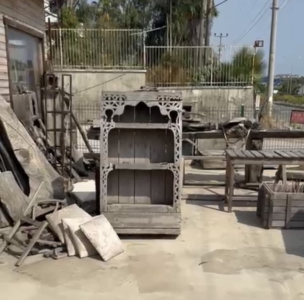 Restorasyon uzmanı 300 yıllık ahşap malzemelerin satışına kıyamadı