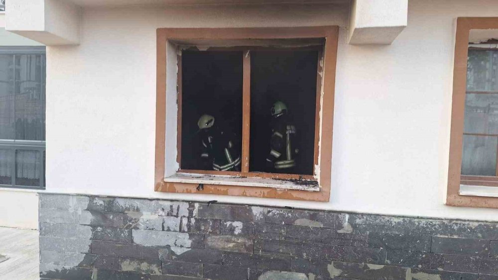 Zemin kattaki yangın apartmanda panik yarattı