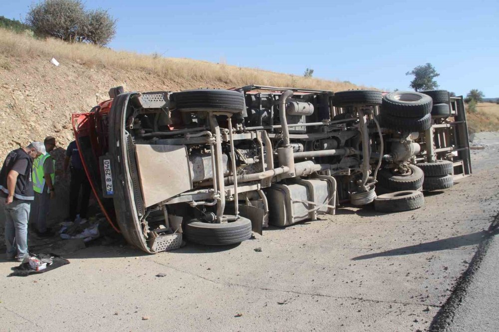 Konya'da Tırlar Yoldan Çıkıp Yan Yattı