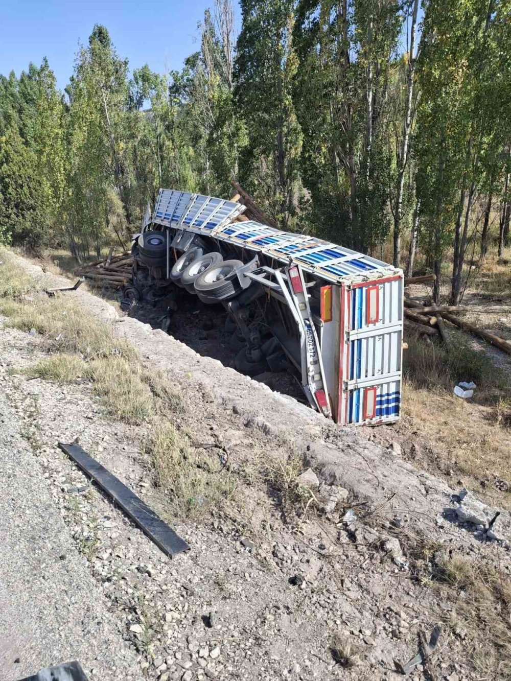 Konya'da Tırlar Yoldan Çıkıp Yan Yattı