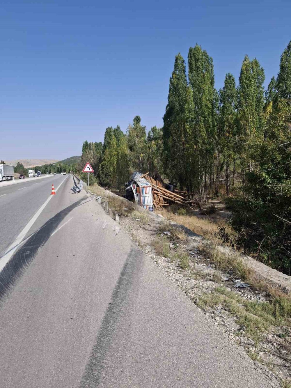Konya'da Tırlar Yoldan Çıkıp Yan Yattı