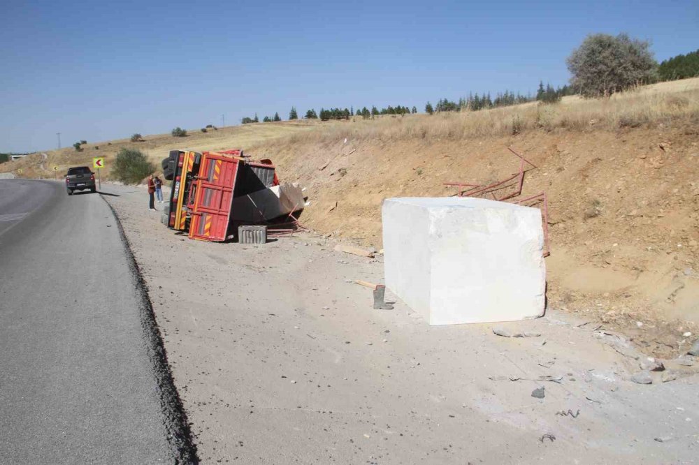 Konya'da Tırlar Yoldan Çıkıp Yan Yattı
