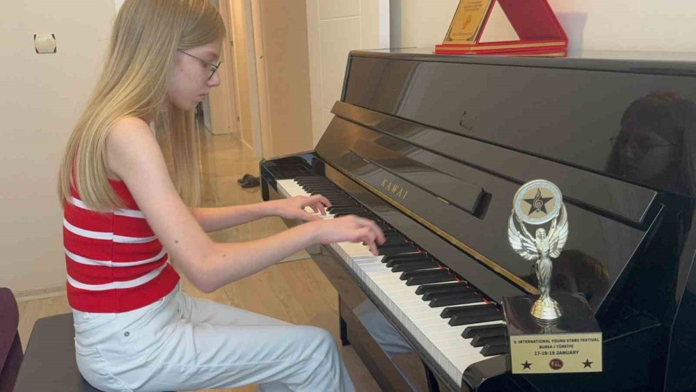 9 Yaşında Lise Diploması Aldı, Hayali CSO’da Sahne Almak