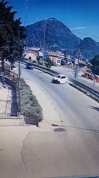 Virajı Alamadı Bariyere Çarptı