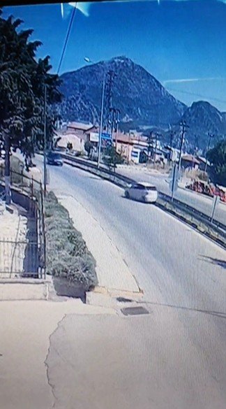 Virajı Alamadı Bariyere Çarptı