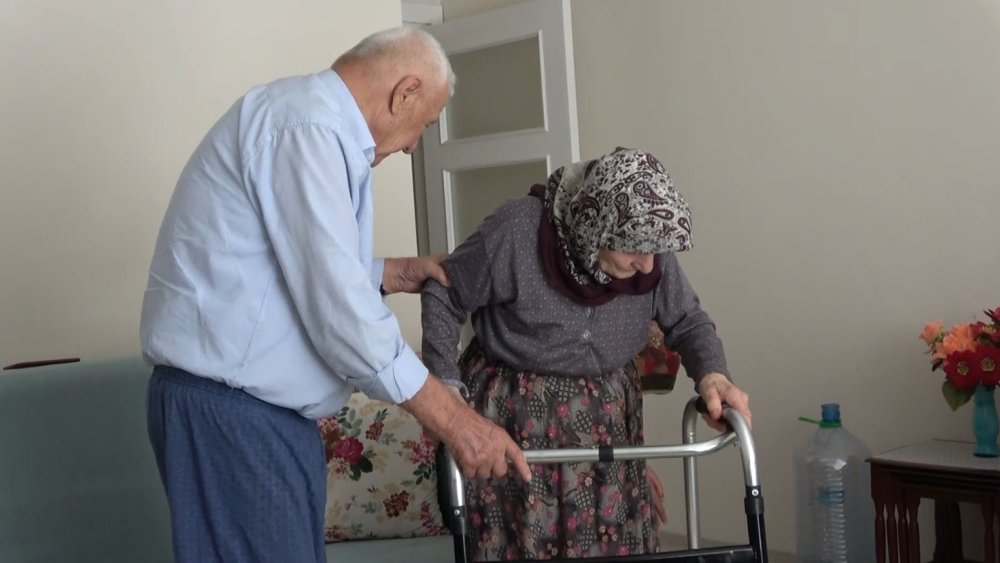 Yıl: 2025! Evlerinde Hapis Kaldılar