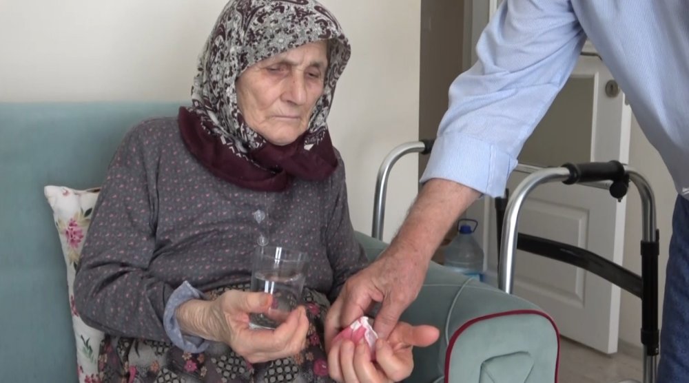 Yıl: 2025! Evlerinde Hapis Kaldılar