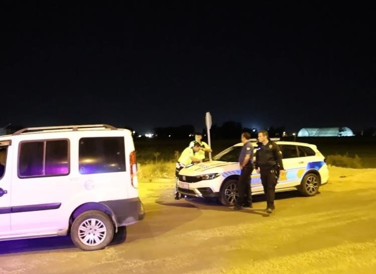 Alkollü sürücü polis aracının arkasına saklandı