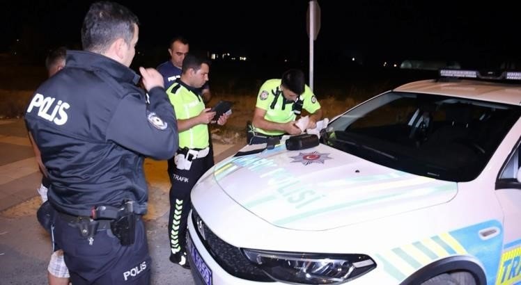 Alkollü sürücü polis aracının arkasına saklandı