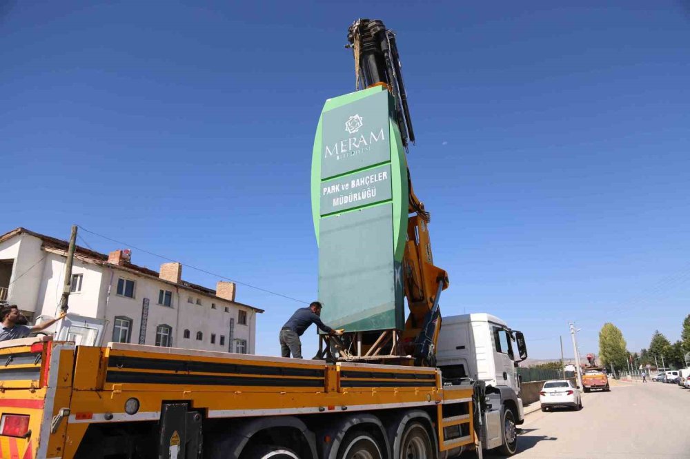 Büyükşehir'e Destek: Meram'da Direkli Reklam Panoları Kaldırılıyor