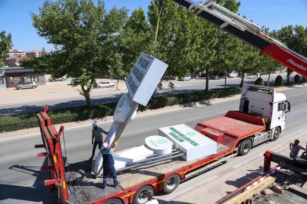 Büyükşehir'e Destek: Meram'da Direkli Reklam Panoları Kaldırılıyor