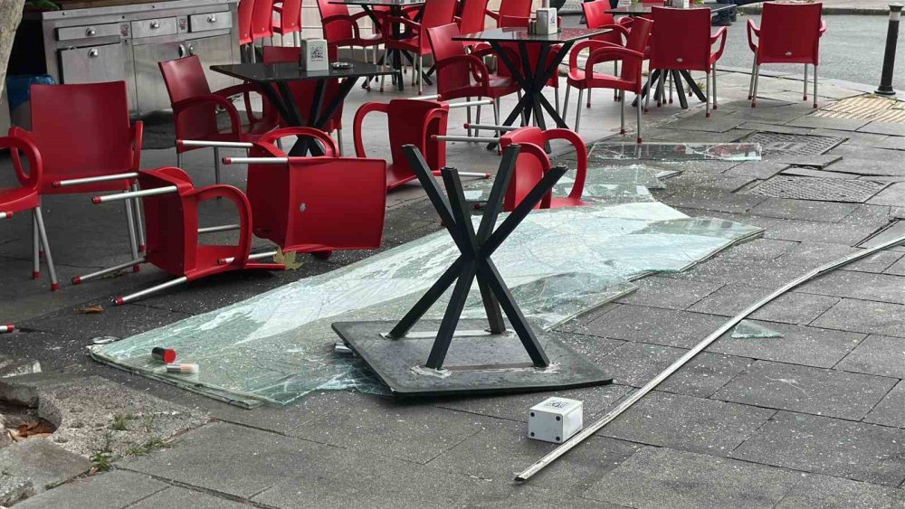 Güzellik merkezinde cihaz patladı: Camlar alt kattaki restorana düştü