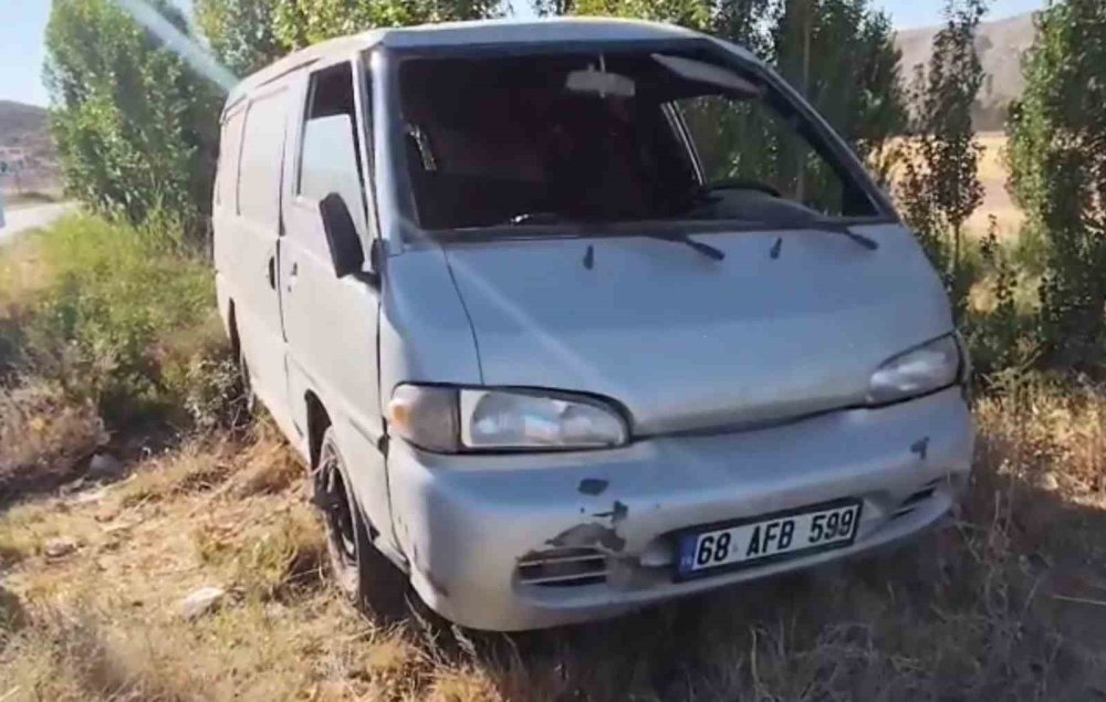 Kamyonet virajı alamadı: Baba ve oğlu yaralandı