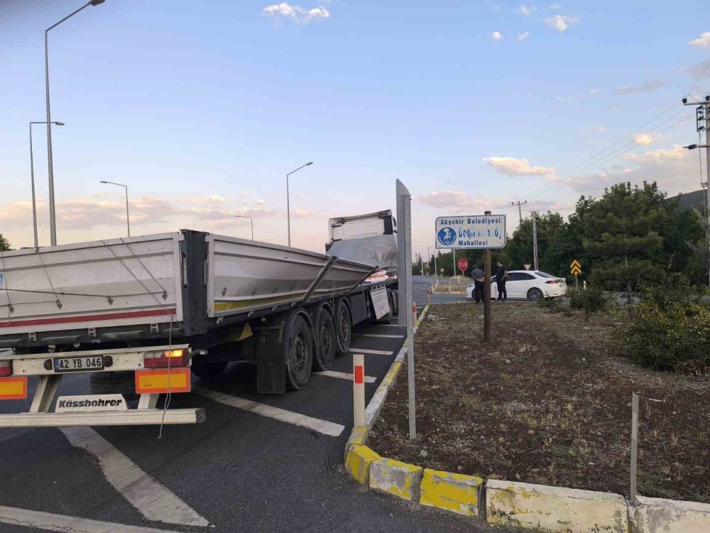 Lastik patlayınca tüm unlar yola savruldu
