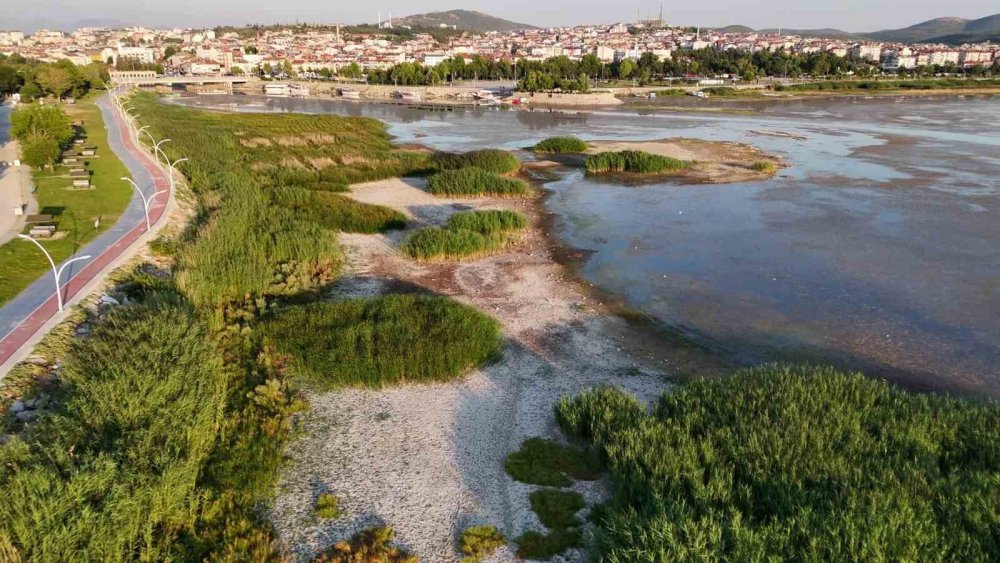 Beyşehir Gölü’nde Su Seviyesi Kritik Düzeyde: Yeni Adalar ve Kara Parçaları Ortaya Çıktı