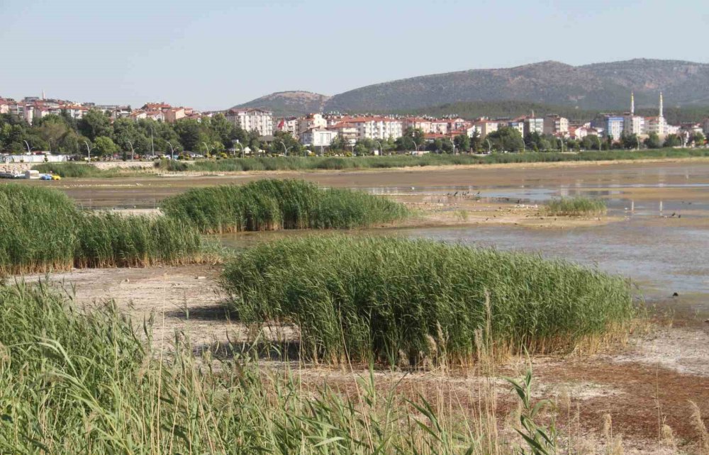 Beyşehir Gölü’nde Su Seviyesi Kritik Düzeyde: Yeni Adalar ve Kara Parçaları Ortaya Çıktı