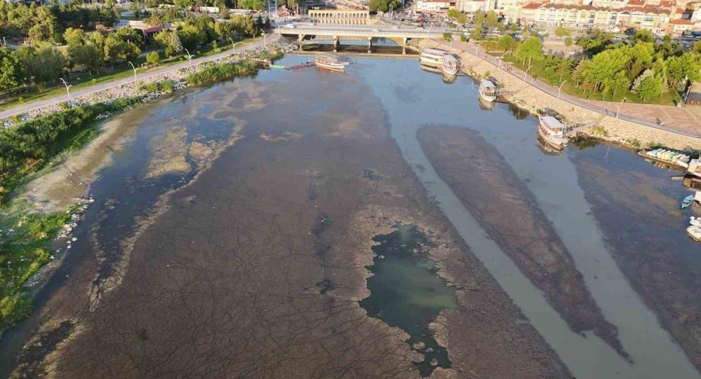 Beyşehir Gölü’nde Su Seviyesi Kritik Düzeyde: Yeni Adalar ve Kara Parçaları Ortaya Çıktı