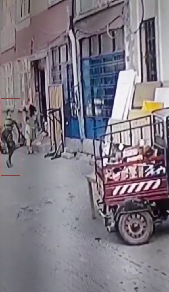 Çocuk annesine anlattı, polis kamera kayıtlarıyla yakaladı