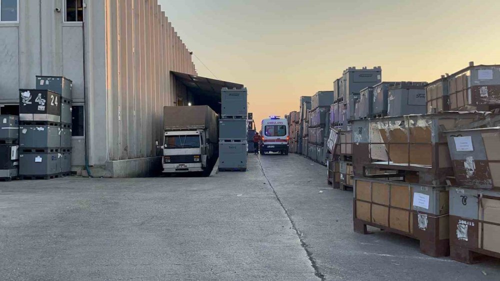 Fabrikada iş kazası: İşçi makinaya sıkışarak ağır yaralandı