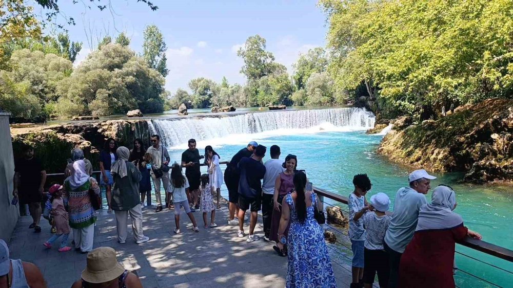 Manavgat Şelalesi'nde Su Seviyesi Düşünce Kayalıklar Ortaya Çıktı