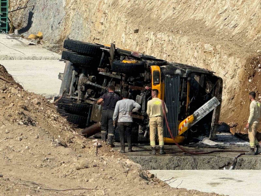 Otoyol şantiyesinde devrilen vinç alev aldı