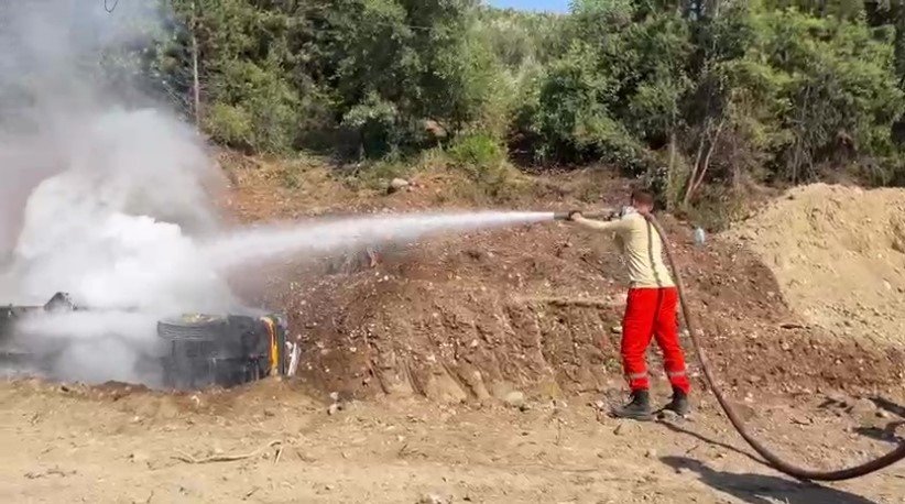 Otoyol şantiyesinde devrilen vinç alev aldı