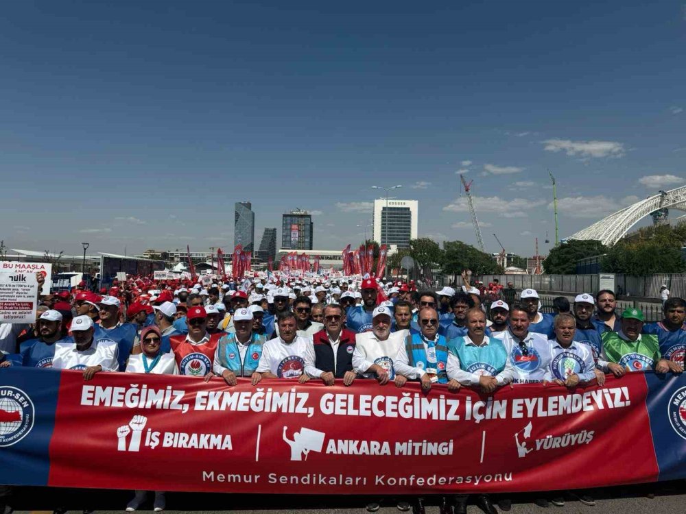 Teklifi Beğenmeyen Memur-Sen Üyeleri Bakanlığa Yürüdü