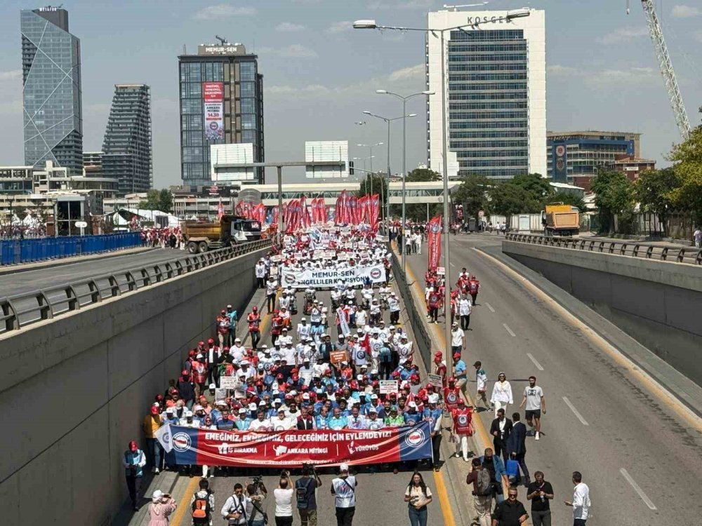 Teklifi Beğenmeyen Memur-Sen Üyeleri Bakanlığa Yürüdü