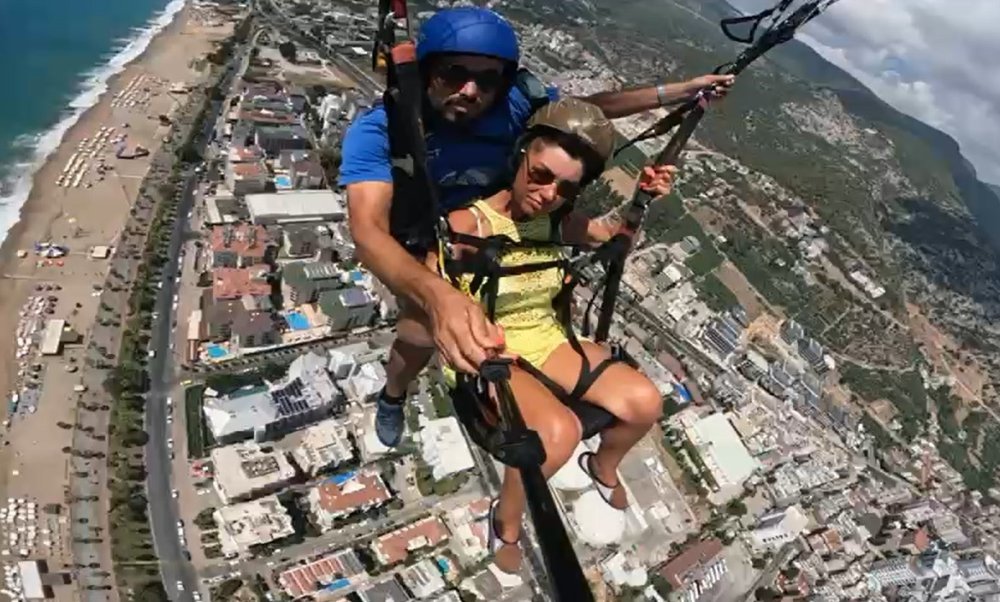 Yamaç paraşütü pilotu havadan trafik kazasını görüntüledi