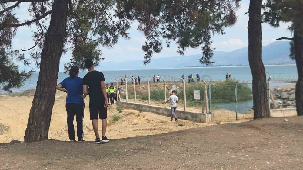 Ailesiyle pikniğe gelen 6 yaşındaki çocuk gölde kayboldu