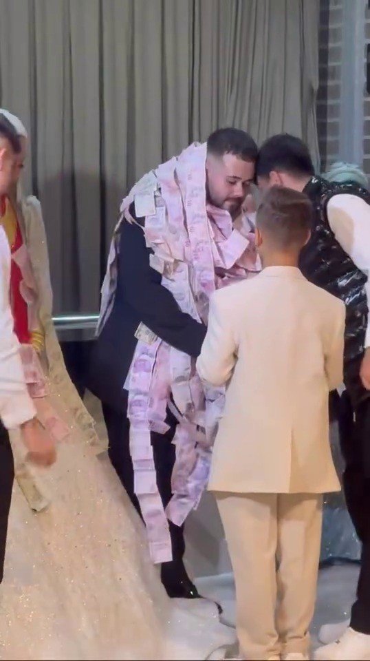 Böyle takı görülmedi: Damadı paraya boğdular