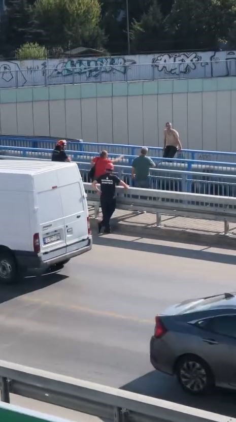 Canına kıymak isteyen şahıs trafiği felç etti