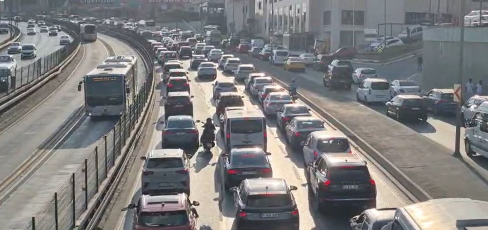 Canına kıymak isteyen şahıs trafiği felç etti