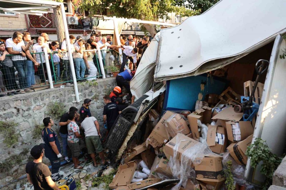 Freni patlayan kamyon 10 araca çarpıp kanala düştü