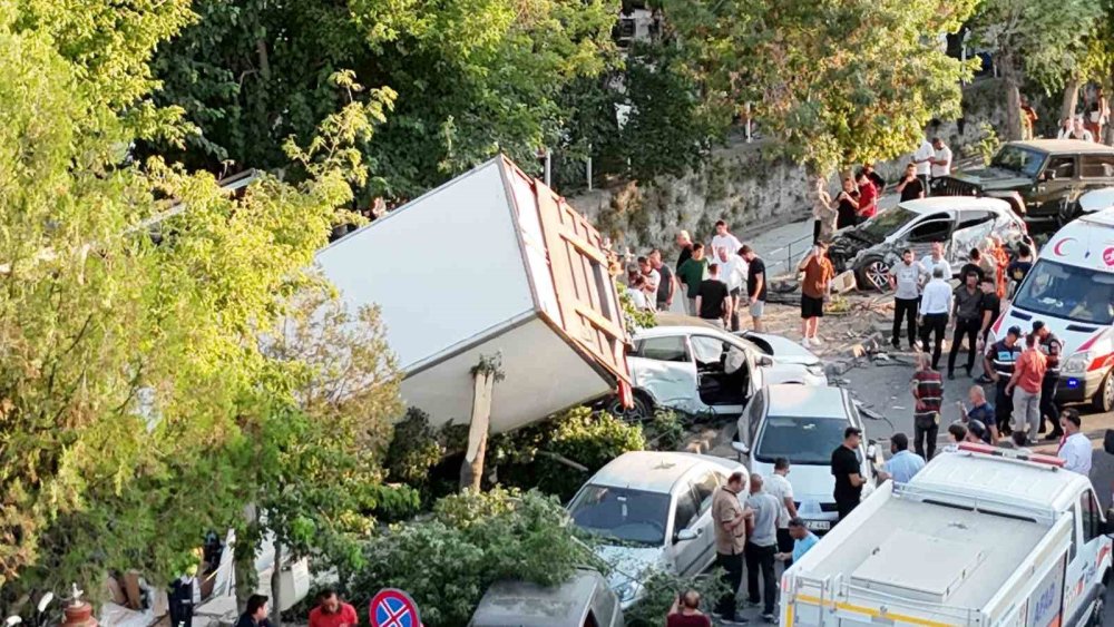Freni patlayan kamyon 10 araca çarpıp kanala düştü