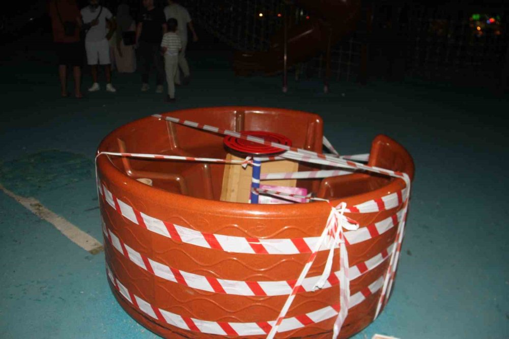 Oyun parkında acı bekleyiş: Ayağına vida saplandı