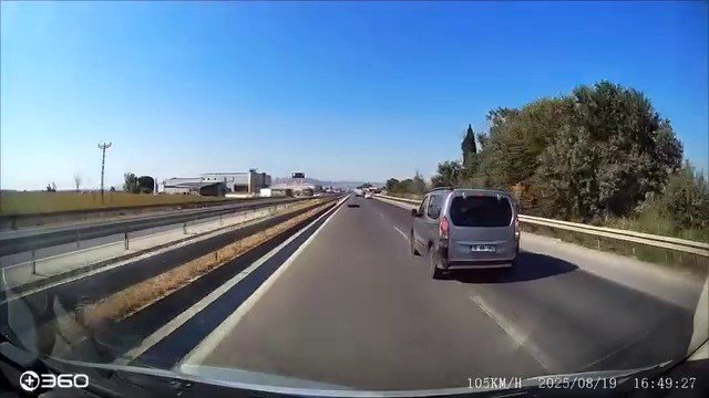 Yola atılan kamyon lastiği kazaya sebep oldu, sürücü isyan etti