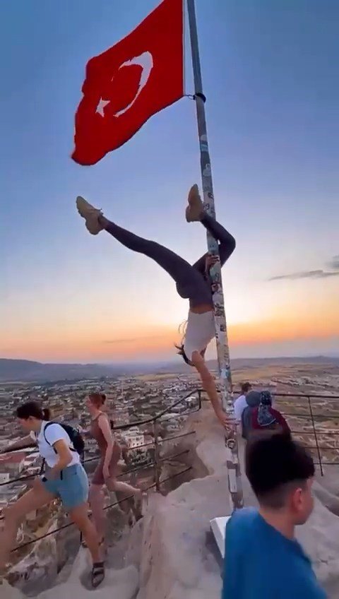 Kapadokya’da turistten Türk bayrağına saygısızlık
