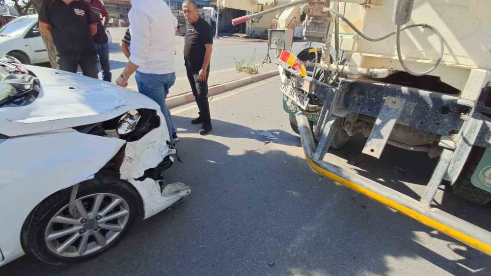 Otomobilin beton mikserine çarptığı kaza kamerada